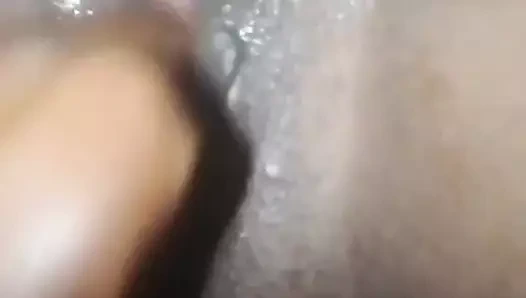 Islak siyah amcık tek başına parmaklıyor