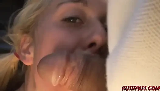 Benzin istasyonunda halka açık çıplaklık Goldie Coxx'un hepsini pompalatıyor