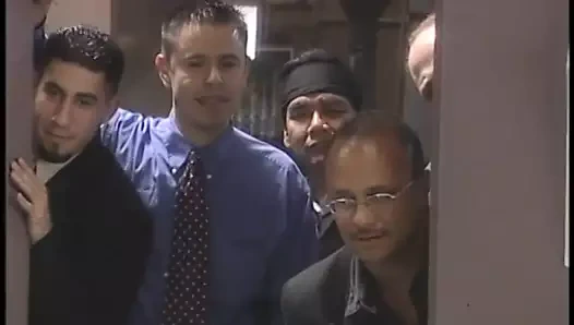 Büyük memeli uzun saçlı sürtük adamın büyük kalın çubuğuna biniyor