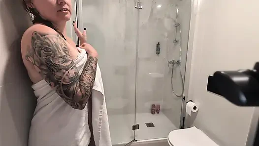 Büyük memeli kız duş alıyor ve mastürbasyon yapıyor.