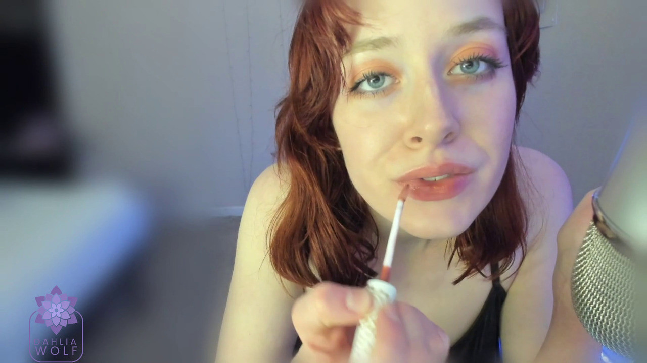 Asmr – ateşli kızıl, tatlı dudak parlatıcısı öpücükleri