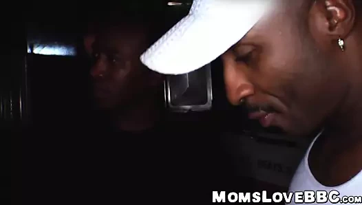 Bir kamyonun arkasında siyah dudes tarafından spitroasted Busty milf