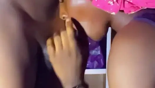 Komşumun kıvrımlı yarağını sevdiğim için erkek arkadaşımı aldattım