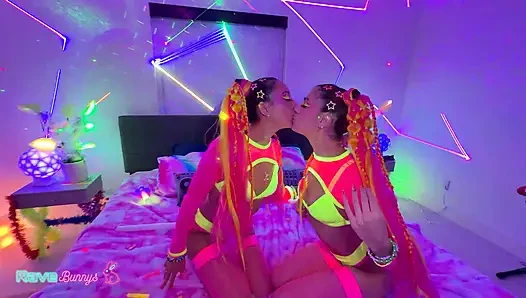 Sasha Tatcha ve Madison Steele Shine neon üçlü grup seks için vücut boyası içinde