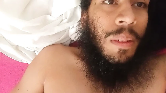 Víctor Rojas odasında mastürbasyon yapıyor ve boşalıyor