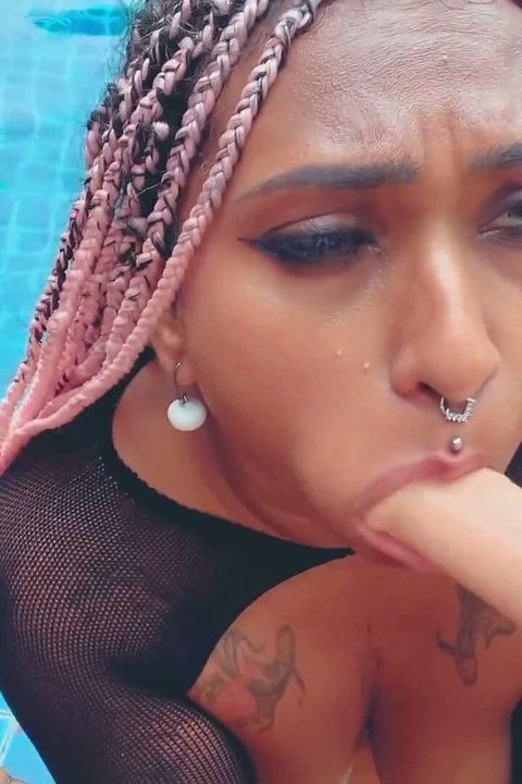 Havuzda derin gırtlak dildo