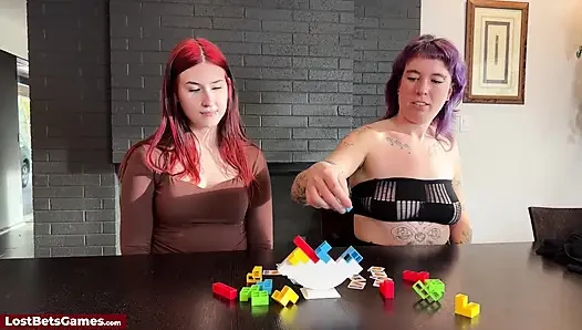 Striptiz oyunu kazanilirken seksi oyuncaklar çıkıyor