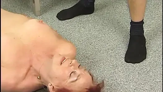 Kızıl saçlı nine amını parmaklatıyor
