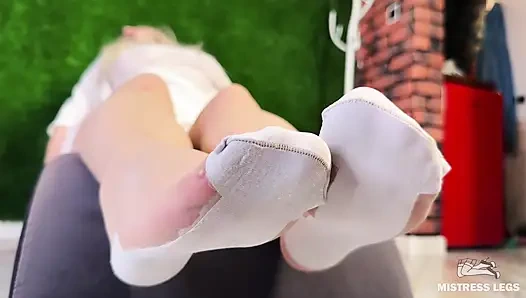 Hakimiyet seansı sonrası beyaz çoraplı ayakla azdırma ve götüm arka planda