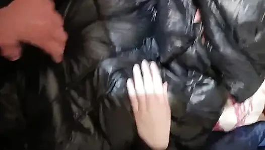 Ceket fetişi - parlak kabarık ceketine oynuyor ve boşalıyor