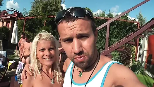 Sarışınlarla Vahşi Havuz Partisi Grup Seks Partisi Büyük Yarak Emiyor