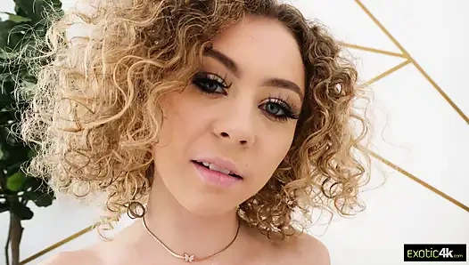 Egzotik spinner fahişe kalın yarağa biniyor