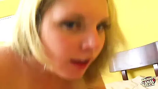 Büyük memeli sarışın bebek sulu götünü derin bir götten sikiş için sevinçle açıyor