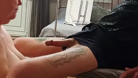 Kız arkadaş derin bir sakso çekiyor ve ağzına lezzetli alıyor