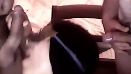 İtalyan büyük memeli orta yaşlı seksi kadın üçlü seks yapıyor.