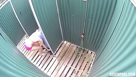 Çek havuz sarışın milf içinde duş