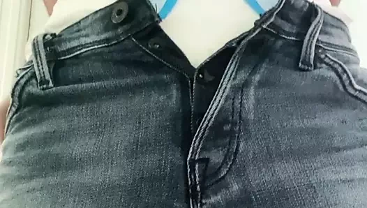 Wearing a diaper under Jeans