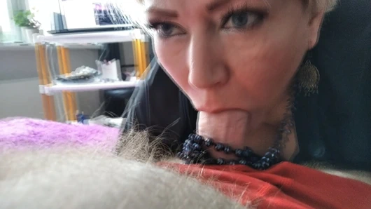 Benim olgun busty sürtük karım aletimi berbat ve benim aletime atlıyor!