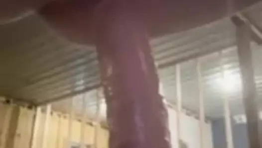 Ateşli evli kadın büyük dildoyla oturuyor