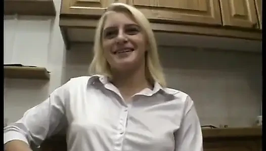 Avrupalı orta yaşlı seksi kadın ile güzel bakış açısı oral seks sahnesi