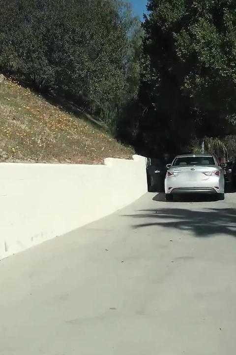 Gerçek bakış açısı macerası: otostopçu azgın bir sarışınla karşılaştığında beklenmedik bir adamla tanışıyor