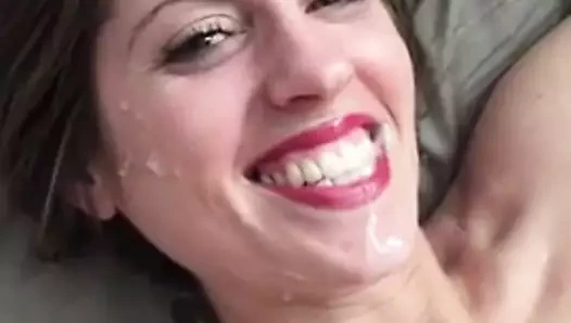 Gülümseyen sürtük kremsi bir ödül alır (yüz)