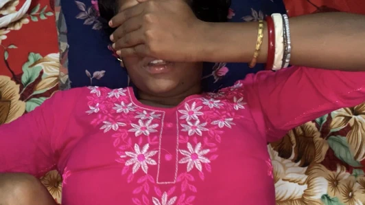 Hintli desi orta yaşlı seksi kadın genç sevgilisine cinsel zevk verdi