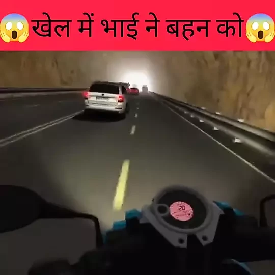 Oyunda, üvey erkek kardeş üvey kız kardeşini yorgana sokuyor