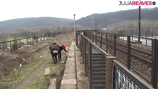 Azgın hatun ayak yolu boyunca sert sikildikten sonra göğüslerine boşalıyor