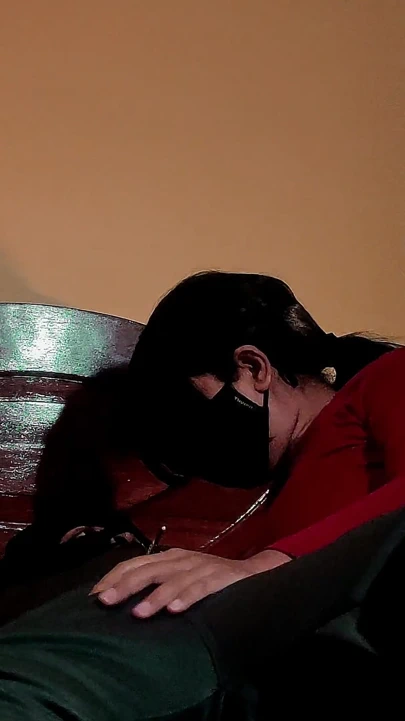 Bir arkadaşının karısı yatakta ve amının içine boşalıyor