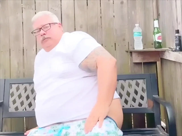 Yaşlı şişman kocanın dev sosislisi var ve dev şişman bir adam