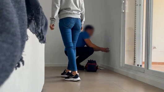 Fişi tamir etmesi ve ona oral seks yapması için genç elektrikçiyi çağırıyorum ve o bilmeden onu becermek için sürpriz yapıyorum.