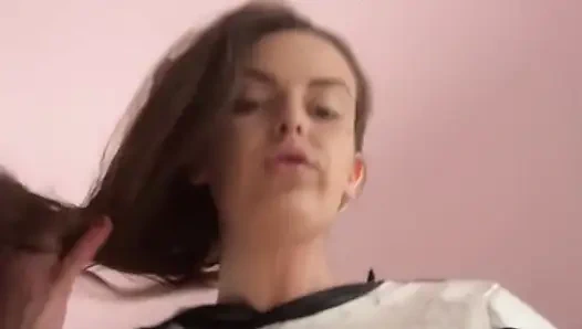 Sahibe Kate takma yarakla götünü temiz tutuyor ve ağzını açıyor