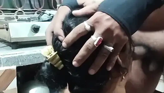 Hintli köylü çift mutfakta ev yapımı seks yapıyor