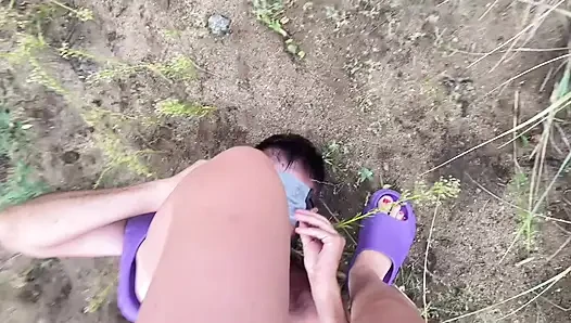 Genç bir öğrenci kovboy kız pozisyonunda yaşlı bir adamla sikişiyor