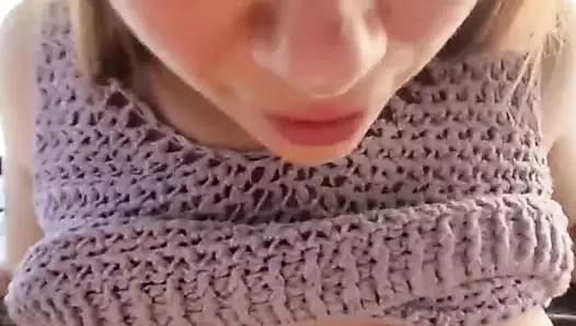 Kötü kız trende sikiliyor ve tüm komutaya işiyor