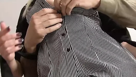 Güzel sarışın arkadan delinir