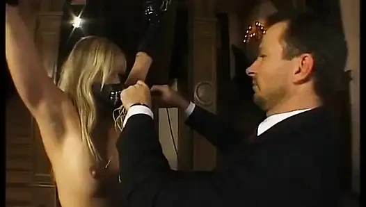 Uzanmış meme uçları olan bağlı bir kızın tatlı kabalığı