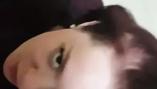 Amanda kameraya bakarken bir çük sallıyor.