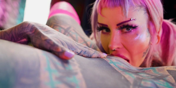 Hippi ve sürtük çılgın oyuncaklarla anal sikişiyor