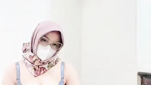 Hijab tobrut playing in the bathroom