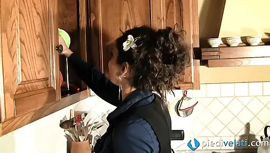 Flavia, sevimli esmer mutfakta ayaklarıyla oynuyor