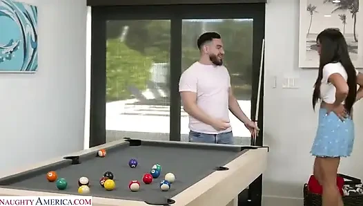Sasha Pearl bilardo bahis fantezisi: Peter 8 topunu özlüyor ve vahşi yaramaz ıslak rüyasında onu sikiyor