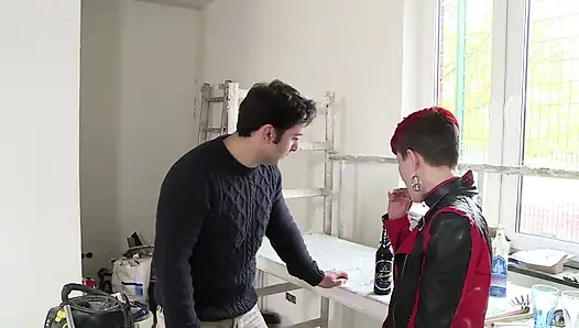 Küçük memeli seksi kızıl saçlı piliç ıslak amından sikiliyor