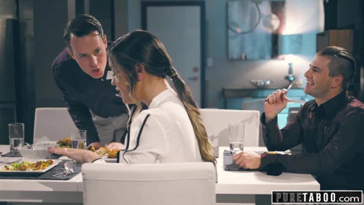 Arkadaşımı sevgilimin önünde becermek zorunda kaldım!