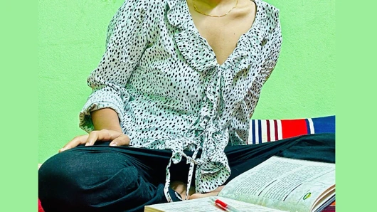 Seksi öğrencim ateşli bir elbise giyiyor ve çok ateşli görünüyor