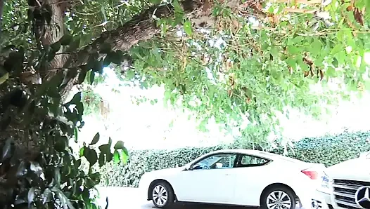 Genç ateşli ev hanımı ona yardım etmek için bir memuru eve kabul ediyor