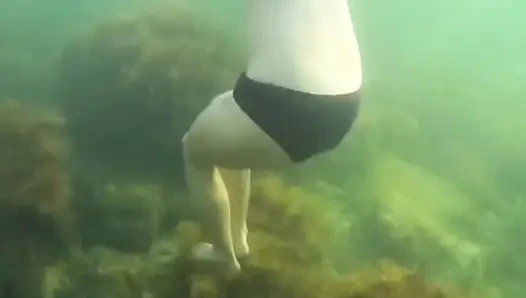 Denizde yüzüyor ve teşhir ediyor