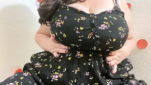İri göğüslü orta yaşlı seksi kadın göğüslerini gösteriyor ve dildoya biniyor