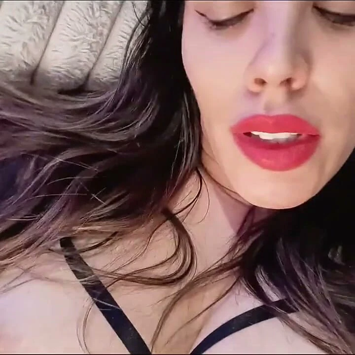 Üvey anne ve üvey kız kardeş bir gecede takipçinin tadını çıkarıyor